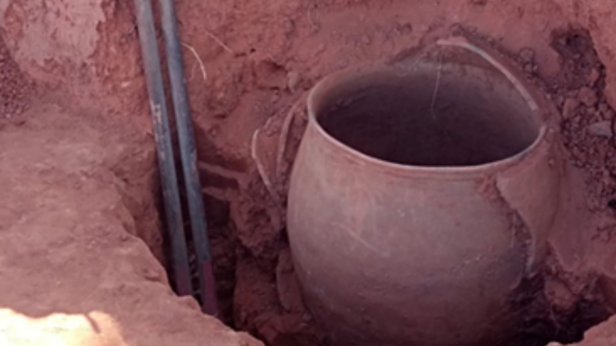 Pote de barro com suposta ossada humana é encontrado em Nova América