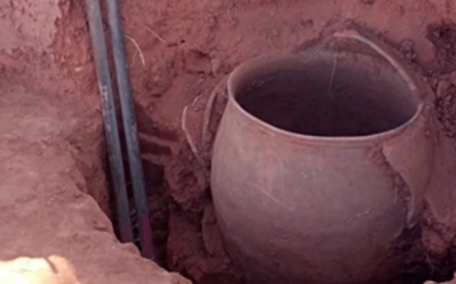 Pote de barro com suposta ossada humana é encontrado em Nova América