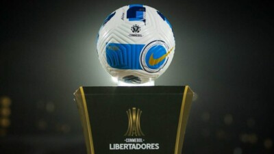 Bola e totem da Copa Libertadores de 2023