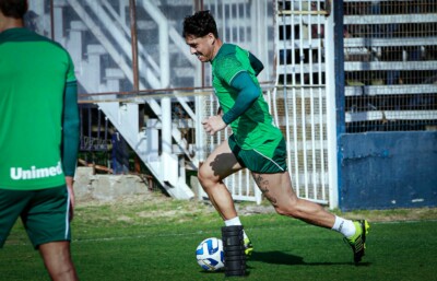 Zagueiro Lucas Halter treinando no Goiás