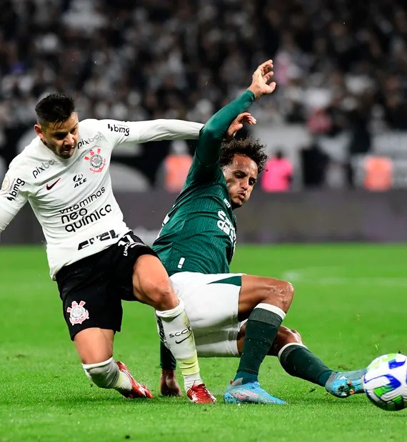 Romero sendo marcado na Neo Quimica Arena