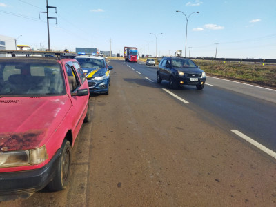 Distraído com telefone, motorista demorou 300 metros para perceber presença da viatura da PRF