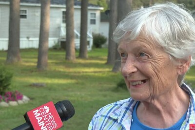 Mulher de 87 anos luta contra intruso em casa e depois oferece a ele biscoitos Marjorie Perkins chamou a polícia enquanto invasor comia