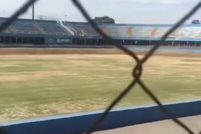Prefeitura de Anápolis detonou gramado do estádio Jonas Duarte com festa quando times da cidade vivem momentos cruciais da temporada
