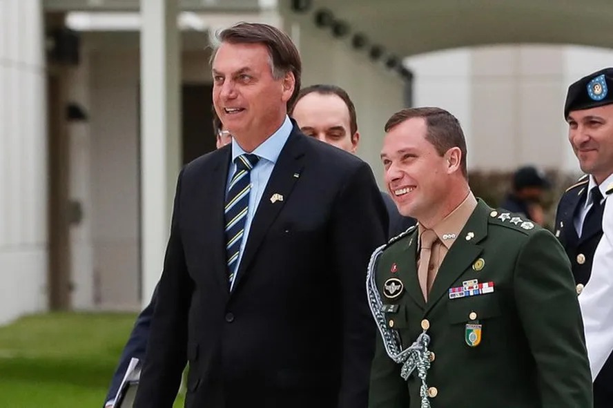 Cid relata à PF que Bolsonaro consultou militares sobre plano de golpe ex-ajudantes de ordens disse à PF que testemunhou reunião com minuta