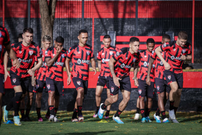 Jogadores do Atlético Goianiense treinando no CT do Dragão