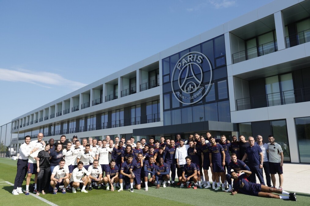 Neymar no centro da imagem rodeado pelos ex-companheiros do PSG
