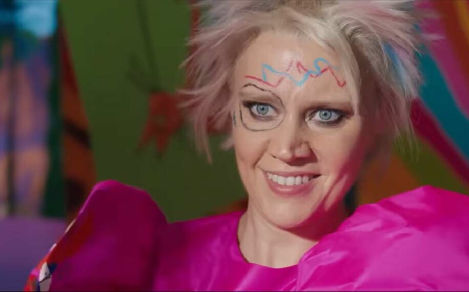 Mattel lança boneca inspirada na personagem Barbie Estranha do filme