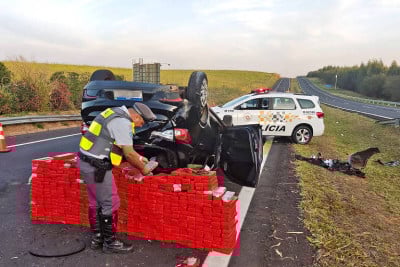 Policial empilha maconha que estava espalhada pela rodovia - Divulgação/Polícia Militar Rodoviária