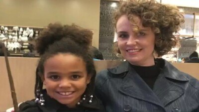 Mãe processa companhia aérea ao ser acusada de traficar a filha negra Mary MacCarthy foi abordada no Aeroporto Internacional de Denver