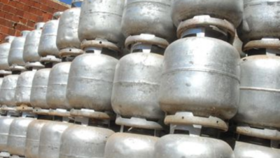 Botijão de gás pega fogo durante troca e destrói teto de casa de idosas em Caiapônia