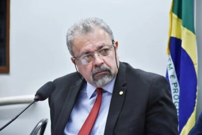 Elias Vaz defende diálogo com partidos de centro e lembra: “União Brasil participa do governo Lula”