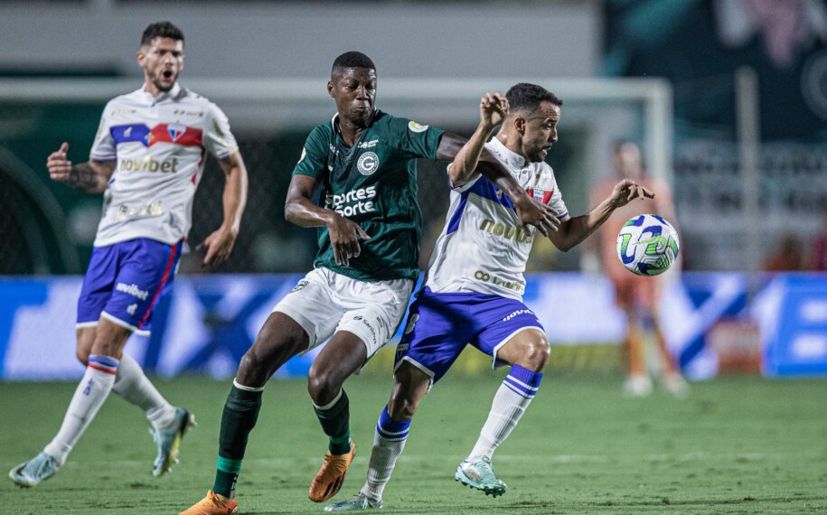 Matheus Babi marcando Caio Alexandre na Serrinha