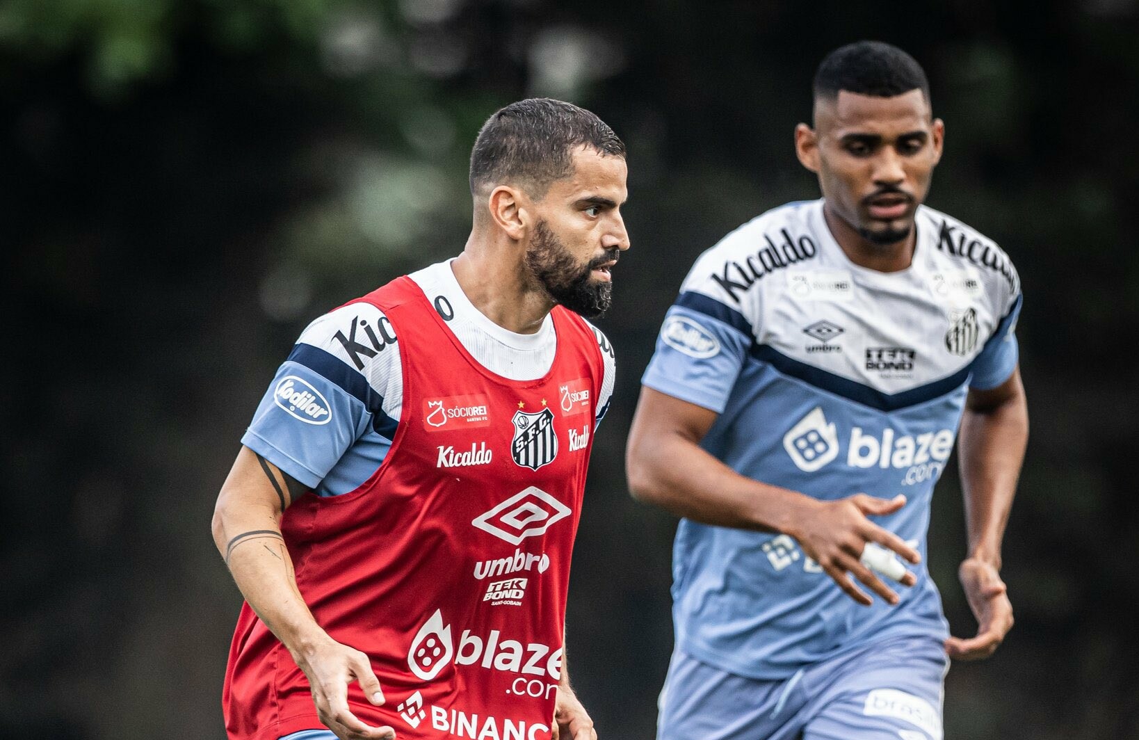 Rincón em treinamento sendo marcado por Joaquim. Foto: Comunicação Santos