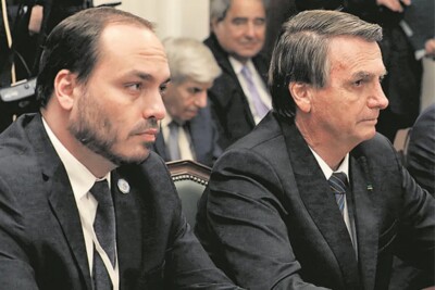 Alvo da PF, Carlos Bolsonaro também é investigado por 'rachadinha', fake news e milícia digital