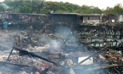 Incêndio destrói mais de 100 moradias em comunidade no litoral de São Paulo Quinze moradores que aspiraram fumaça precisaram ser socorridos