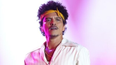 Brasileiro que ensinou 'Evidências' a Bruno Mars é ex-guitarrista do cantor