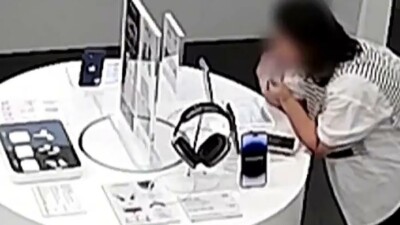 Chinesa rói cabo de segurança que prendia iPhone ao balcão para roubar celular; vídeo Mulher disse desistiu de comprar devido ao alto preço