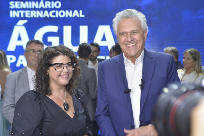Governador Ronaldo Caiado e secretária Andréa Vulcanis no Seminário Águas para o Futuro (Foto: Governo do Estado)