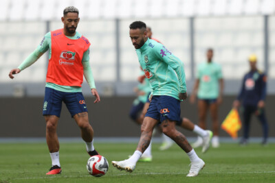 Neymar tocando e sendo marcado por Matheus Cunha