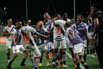 Jogadores do Vasco comemorando gol diante do América-MG