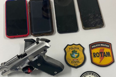 Arma e celulares apreendidos com os suspeitos (Foto: Polícia Civil)