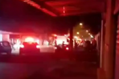 Bombeiros atendem a ocorrência no Jardim Itaipu (Foto: Reprodução)