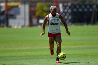 Gabriel Barbosa treinando finalização no CT do Flamengo