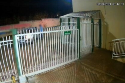 Criminoso entra no carro da vítima em Valparaíso (Foto: Reprodução)