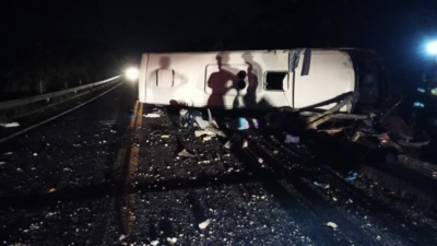 Micro-ônibus que transportava pacientes capota e deixa um morto e 33 feridos na GO-326, em Iporá
