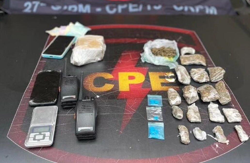 Drogas e celulares apreendidos com os suspeitos