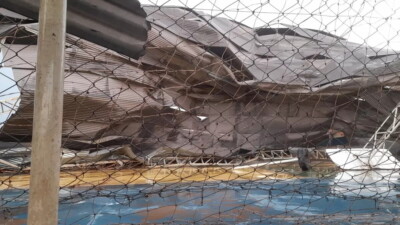 Menino de 7 anos participava de recreação quando foi atingido; outros estudantes ficaram feridos