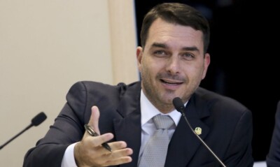 Flávio Bolsonaro comparou Holocausto a prisões do 8 de Janeiro Marco Aurélio Carvalho vê indignação seletiva de filho de ex-presidente
