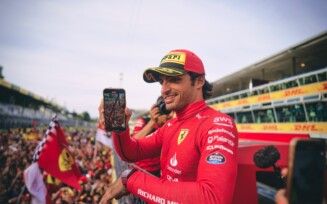 Carlos Sainz filmando a torcida em Monza