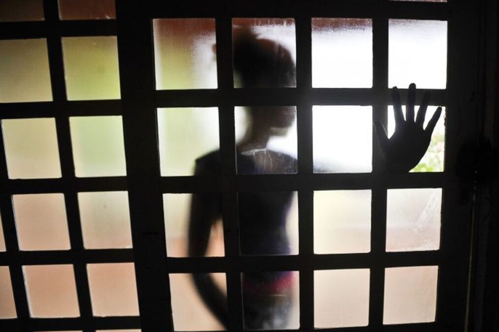 Mulher é suspeita de vender pornografia infantil da filha de 8 anos, em Águas Lindas