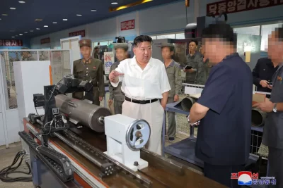 Imagem divulgada pela Agência Central de Notícias Coreana (KCNA) mostra o líder norte-coreano Kim Jong Un inspecionando o Complexo de Máquinas Pukjung