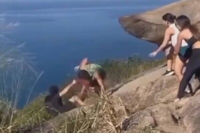 Na fila para tirar foto, homens brigam no alto da Pedra do Telégrafo; vídeo Embate recebeu mais de 2,6 milhões de visualizações