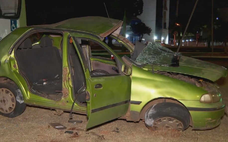 Goiânia: idoso que dirigia carro morre após fazer conversão proibida e bater contra ônibus