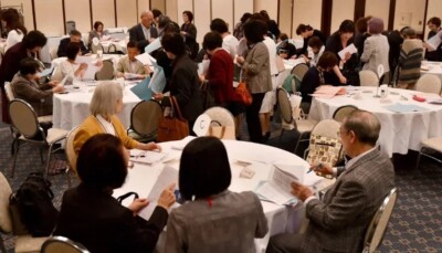 Pais vão a evento no Japão para conseguir parceiros para filhos com mais de 30 Currículos circulam para conseguir casamento para encalhados