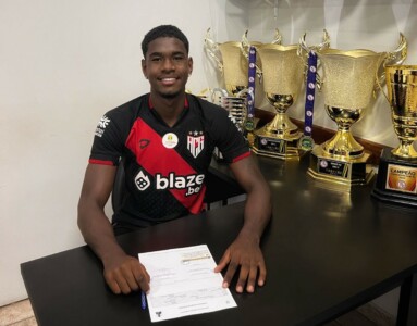 Zagueiro Wendel assinando contrato com Atlético Goianiense