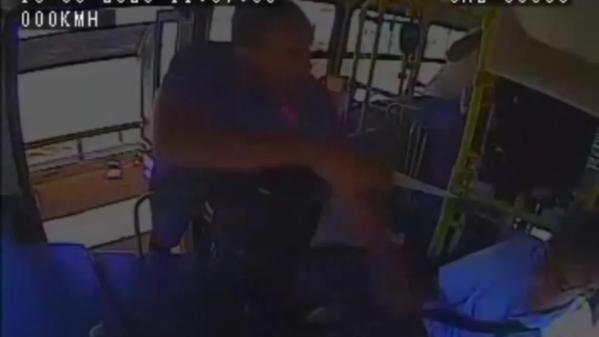 Motorista é esfaqueado por passageiro dentro de ônibus do transporte público, em Trindade