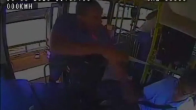 Motorista é esfaqueado por passageiro dentro de ônibus do transporte público, em Trindade