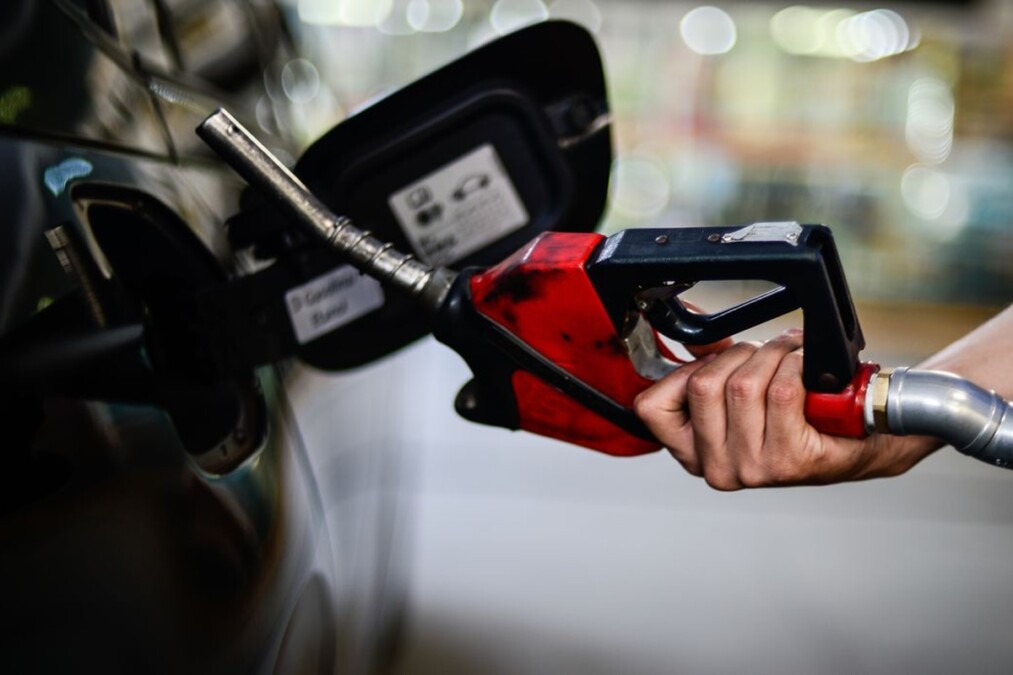 Gasolina e diesel ficam mais caros que no exterior; e Petrobras ainda vê volatilidade