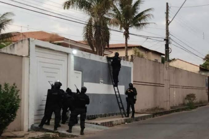 Operação prende 10 policiais militares de Goiás por envolvimento em assassinatos Também foram cumpridos 18 mandados de busca e apreensão