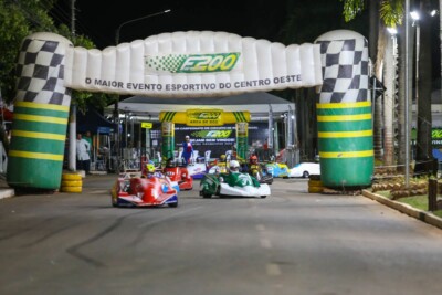 Carros em disputa da Fórmula 200 em circuito de rua