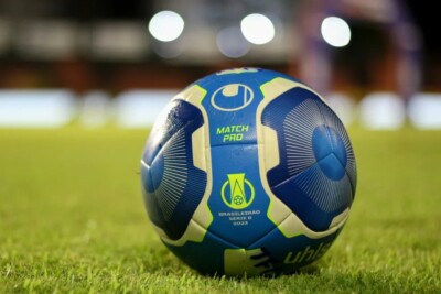 Bola oficial no gramado da Série B Brasileiro 2023