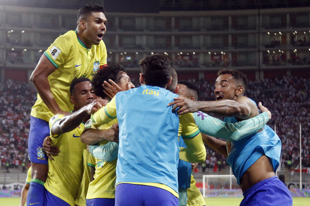Jogadores comemorando gol do Marquinhos contra Peru
