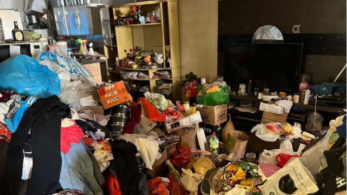 Juiz determina a internação compulsória de idosa que acumulava lixo em casa, em Mara Rosa