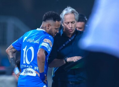 Neymar ao lado de Jorge Jesus durante jogo do Al-Hilal