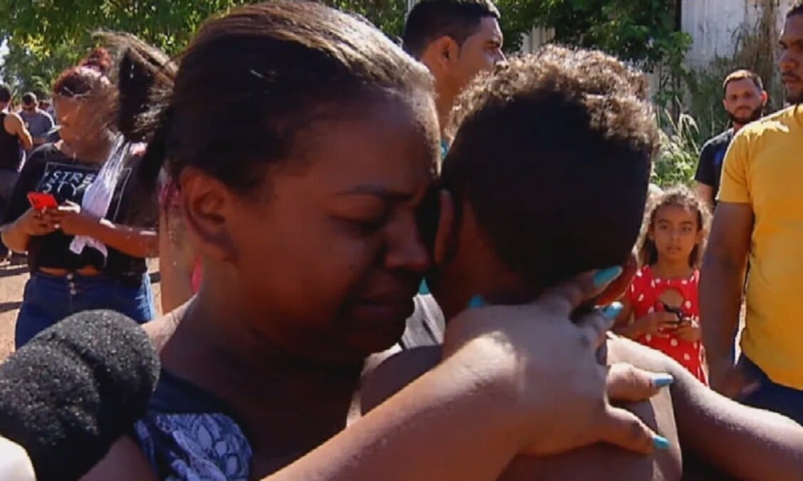 Mãe recebe o garoto encontrado